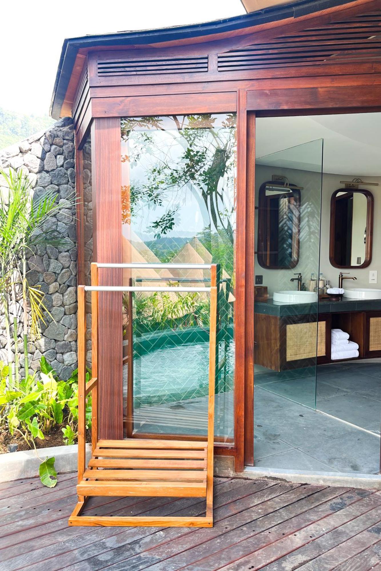 Wapa Di Ume Sidemen Hotell Eksteriør bilde Bathroom at the Four Seasons Resort