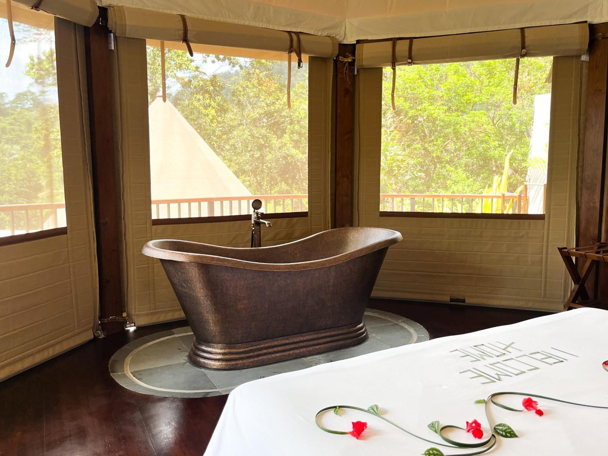 Wapa Di Ume Sidemen Hotell Rom bilde A freestanding copper bathtub