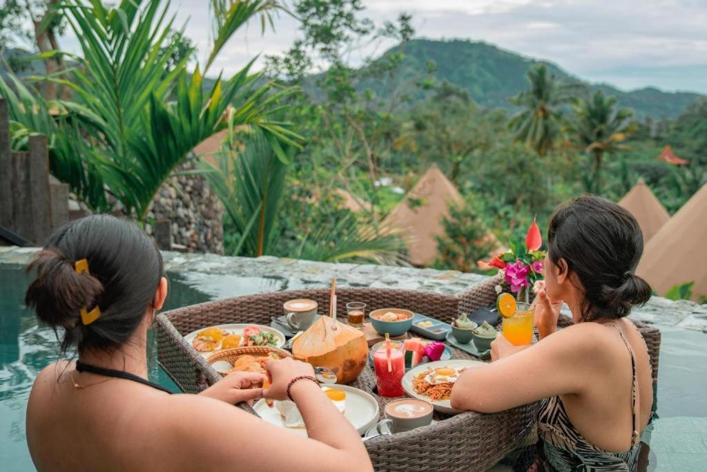 Wapa Di Ume Sidemen Hotell Eksteriør bilde A meal at a resort in Bali, Indonesia