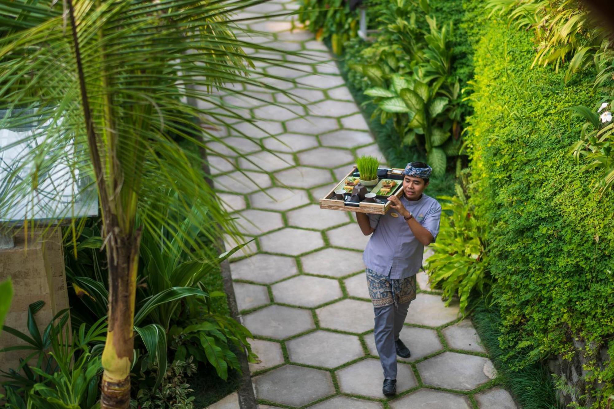 Wapa Di Ume Sidemen Hotell Eksteriør bilde A waiter at a resort in Bali, Indonesia