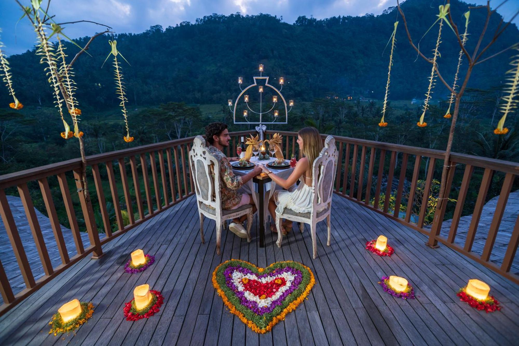 Wapa Di Ume Sidemen Hotell Eksteriør bilde A couple dining at the resort