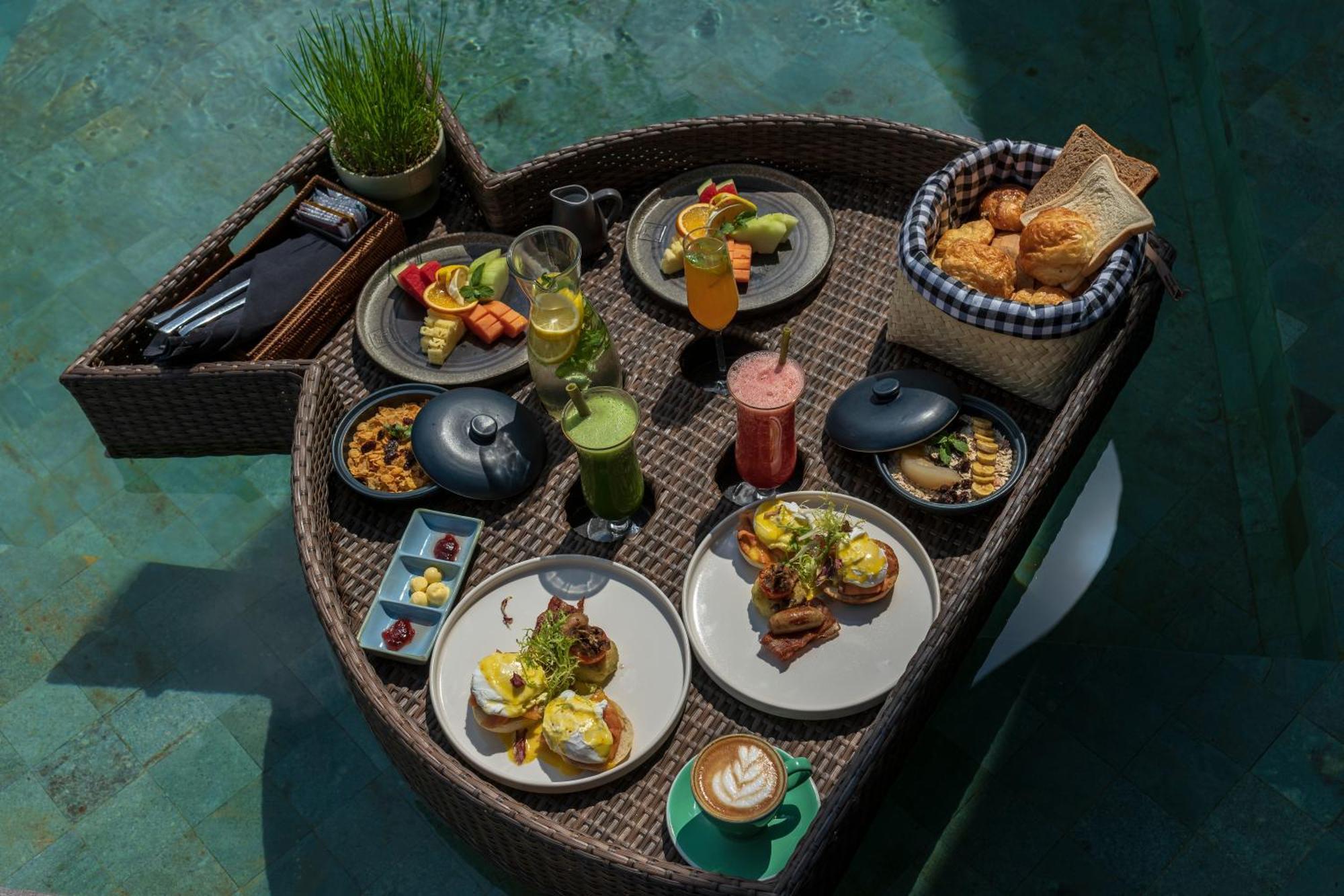 Wapa Di Ume Sidemen Hotell Eksteriør bilde A floating breakfast at Alila Villas Uluwatu