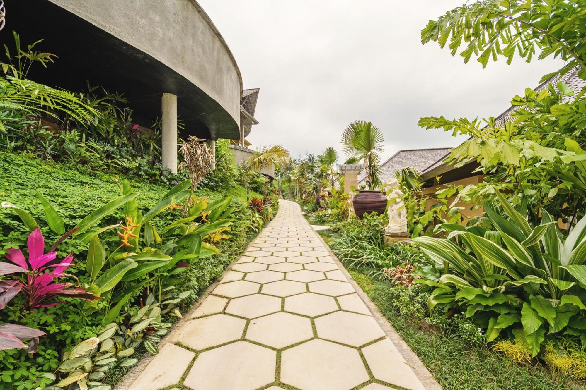 Wapa Di Ume Sidemen Hotell Eksteriør bilde The path to the spa